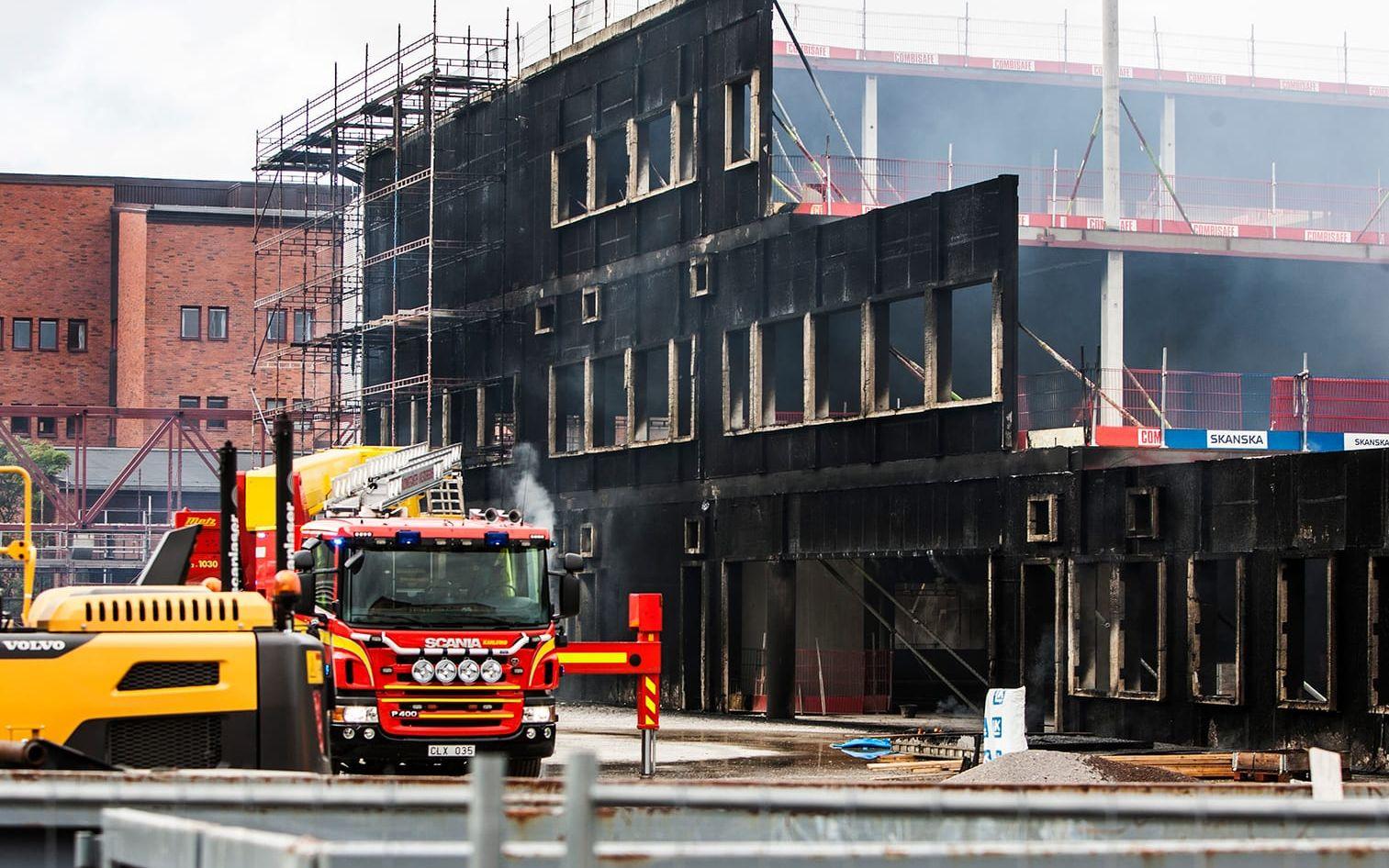 Centralsjukhuset i Karlstad brann 2013. Fasadens plattor innehöll samma material somsamma material som de på Grenfell Tower-huset i London. Bild TT

