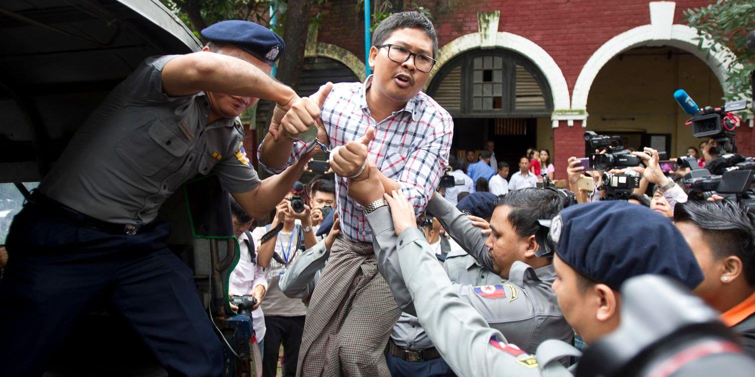 Reutersjournalisten Wa Lone pratar med journalister utanför domstolen i storstaden Rangoon för en vecka sedan, den 20 augusti. Snart faller domen mot honom och kollegan Kyaw Soe Oo, som greps i december 2017.