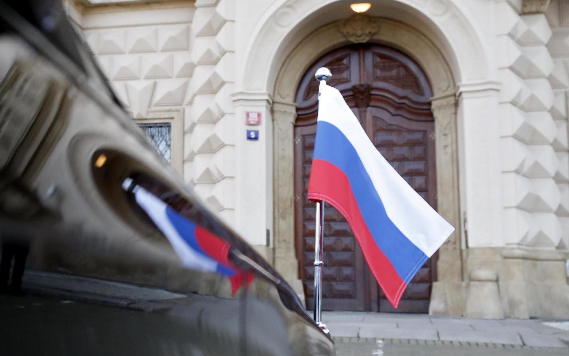 Den ryske ambassadören Aleksandr Zmeyevskys tjänstebil parkerad framför utrikesministeriet i Prag dit han kallats med anledning av av det diplomatiska bråket.