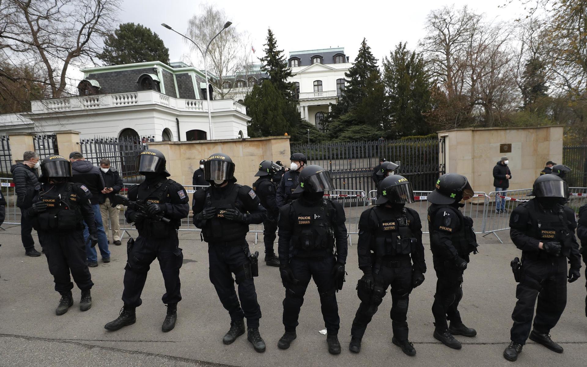 Kravallpolis har samlats vid protester utanför den ryska ambassaden i Prag.