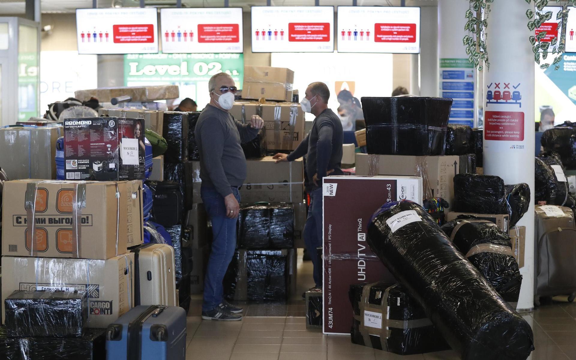 Bagage checkas in på Prags flygplats Vaclav Havel i samband med att ett ryskt regeringsplan har landat efter utvisningen av 18 diplomater.