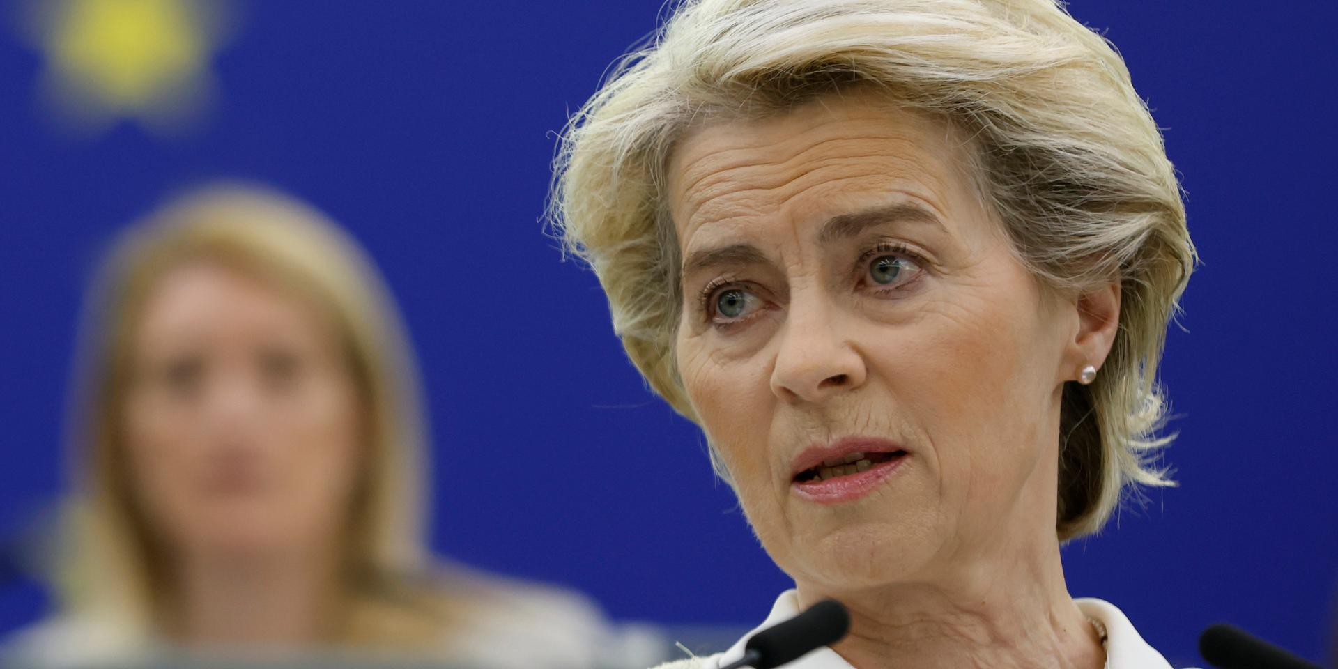 EU-kommissionens ordförande Ursula von der Leyen presenterar sitt förslag till ytterligare sanktioner kring Rysslands krig i Ukraina inför EU-parlamentet i Strasbourg – med talman Roberta Metsola i bakgrunden.