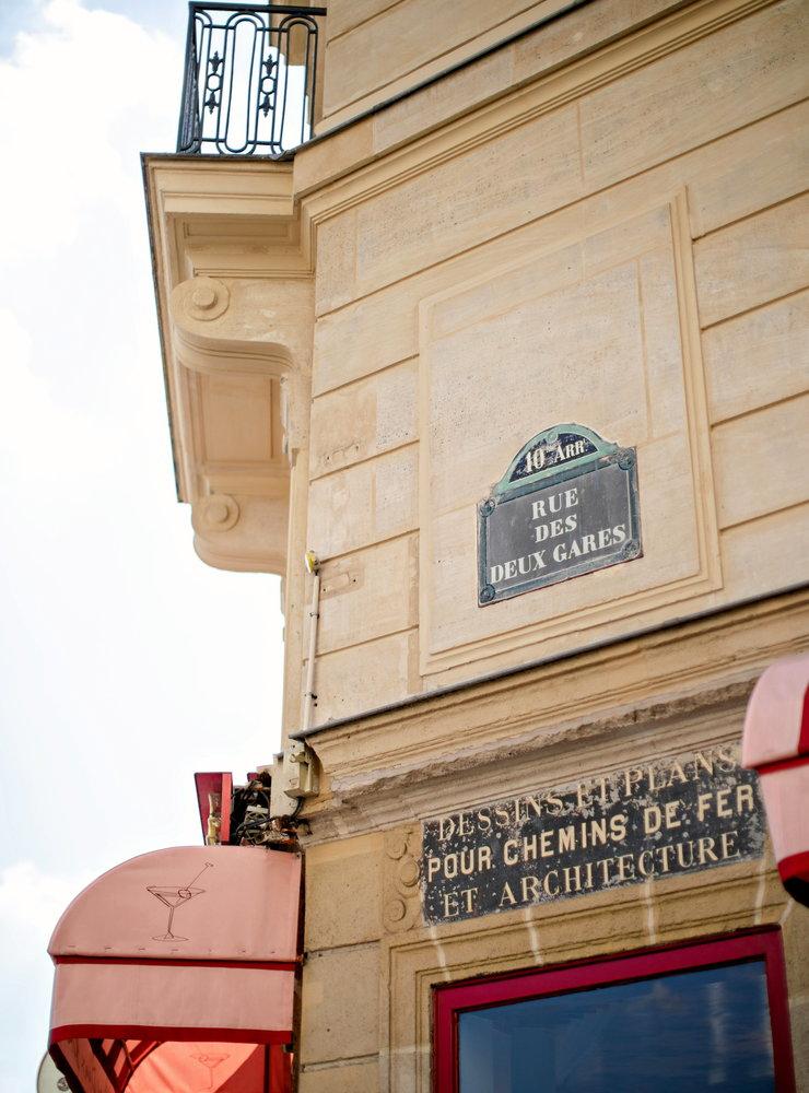 Bakom dörrarna på hotell Les Deux Gares i Paris framträder en färgglad värld.