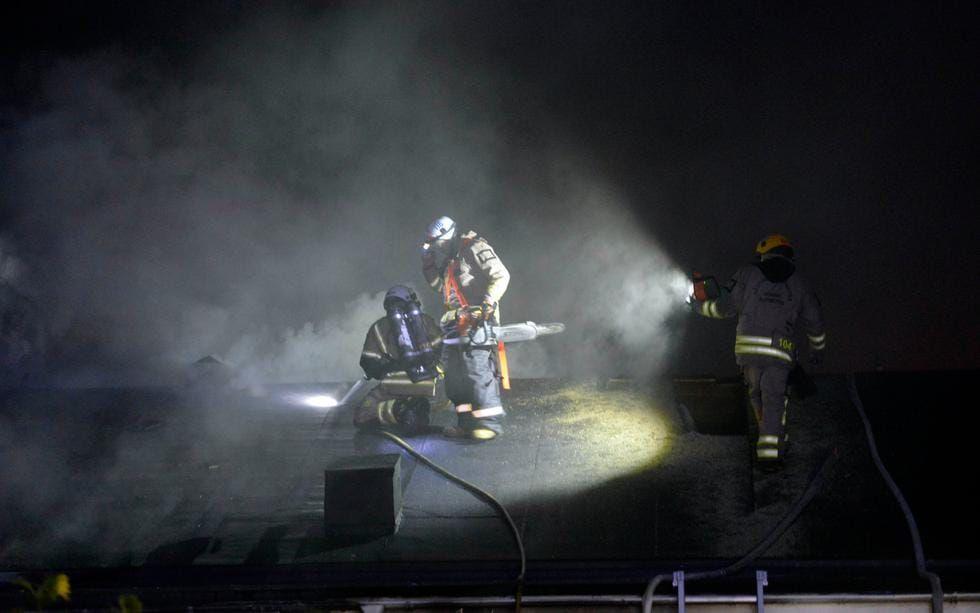 Räddningstjänsten har haft problem att släcka branden då det brinner kraftigt på vinden. Bild: Jonas Myrholm