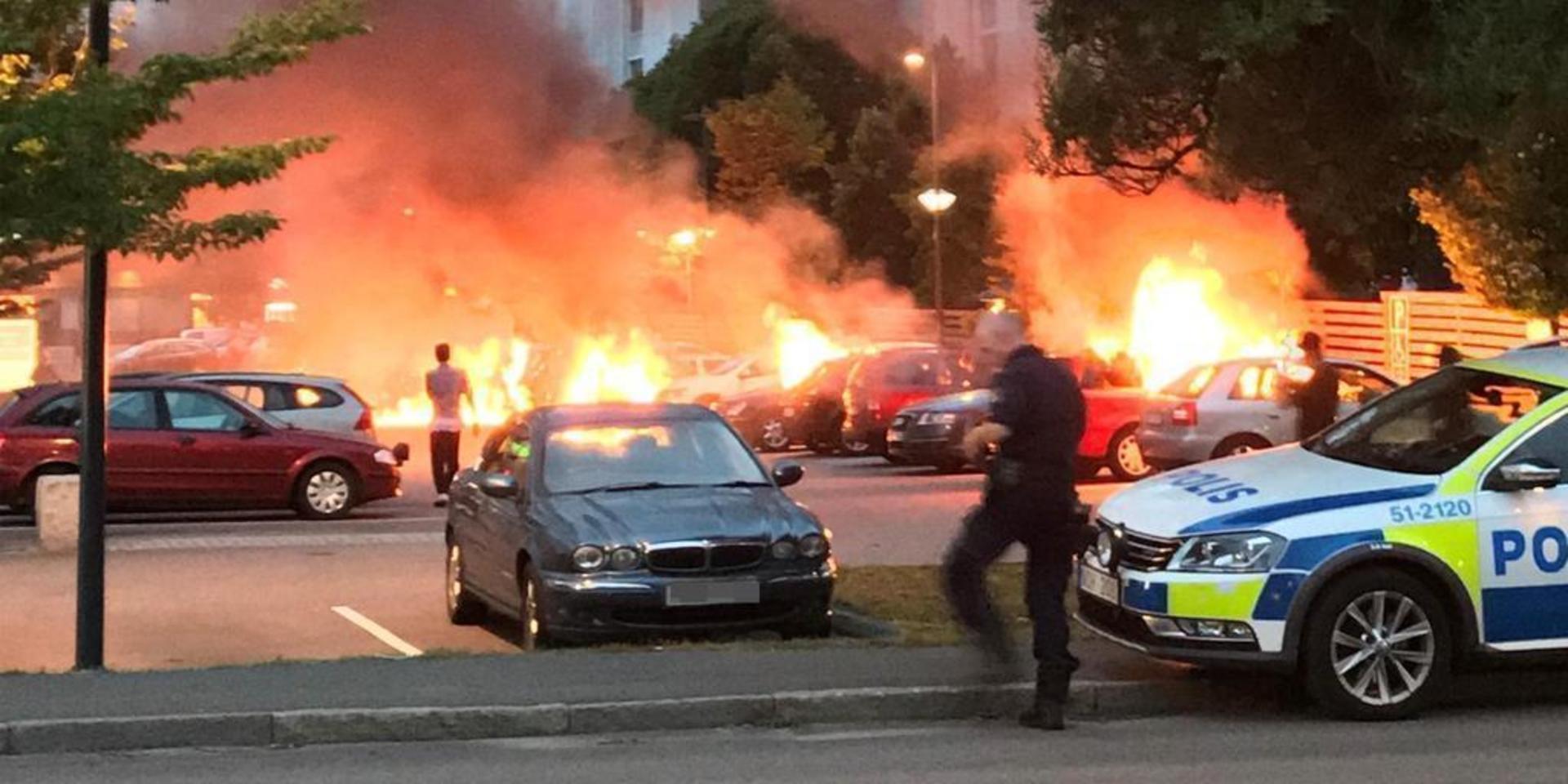 60 bilar stacks i brand i Frölunda, kvällen den 13 augusti. Nu tar åklagare och polis till extraordinära åtgärder. 