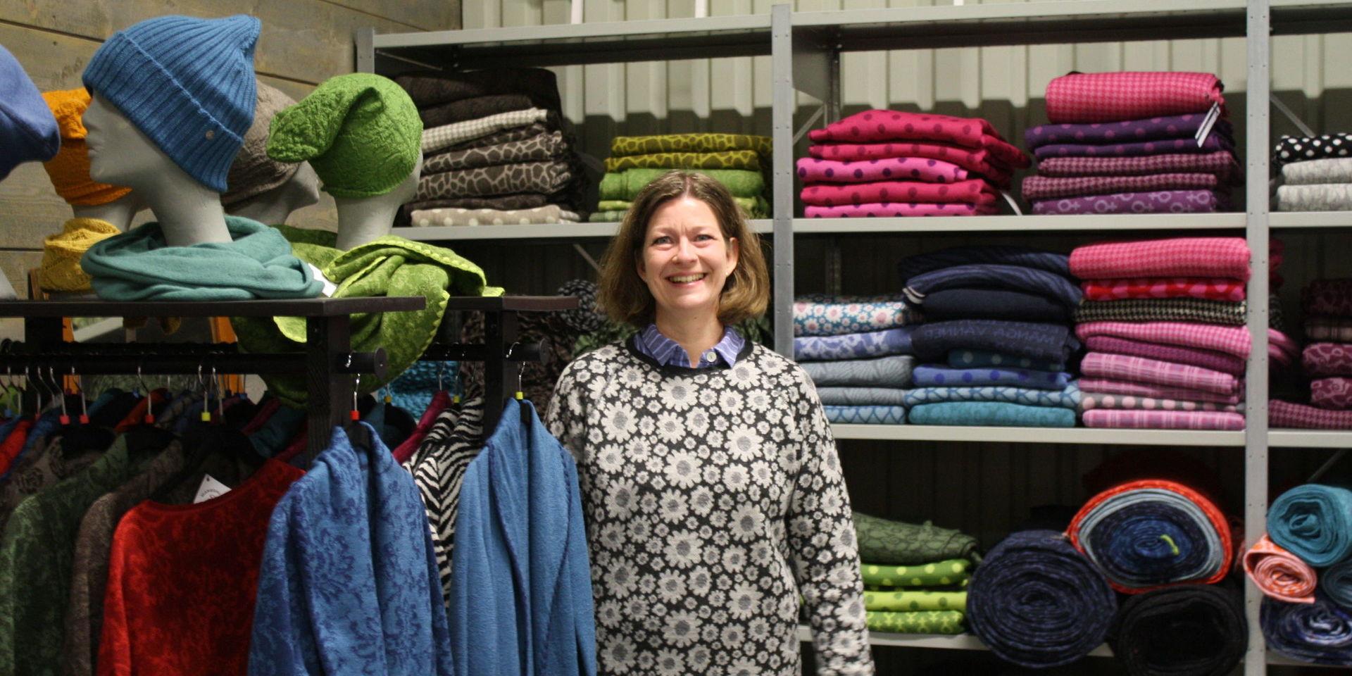 Maria Källméns vardag handlar mycket om ull och skapande. Hon inspireras av sina kunder när det gäller design och färgskalor på plaggen hennes företag tillverkar på plats i Alingsås. &quot;Ofta föds saker ur ett behov som en återförsäljare eller kund har&quot;, säger hon.