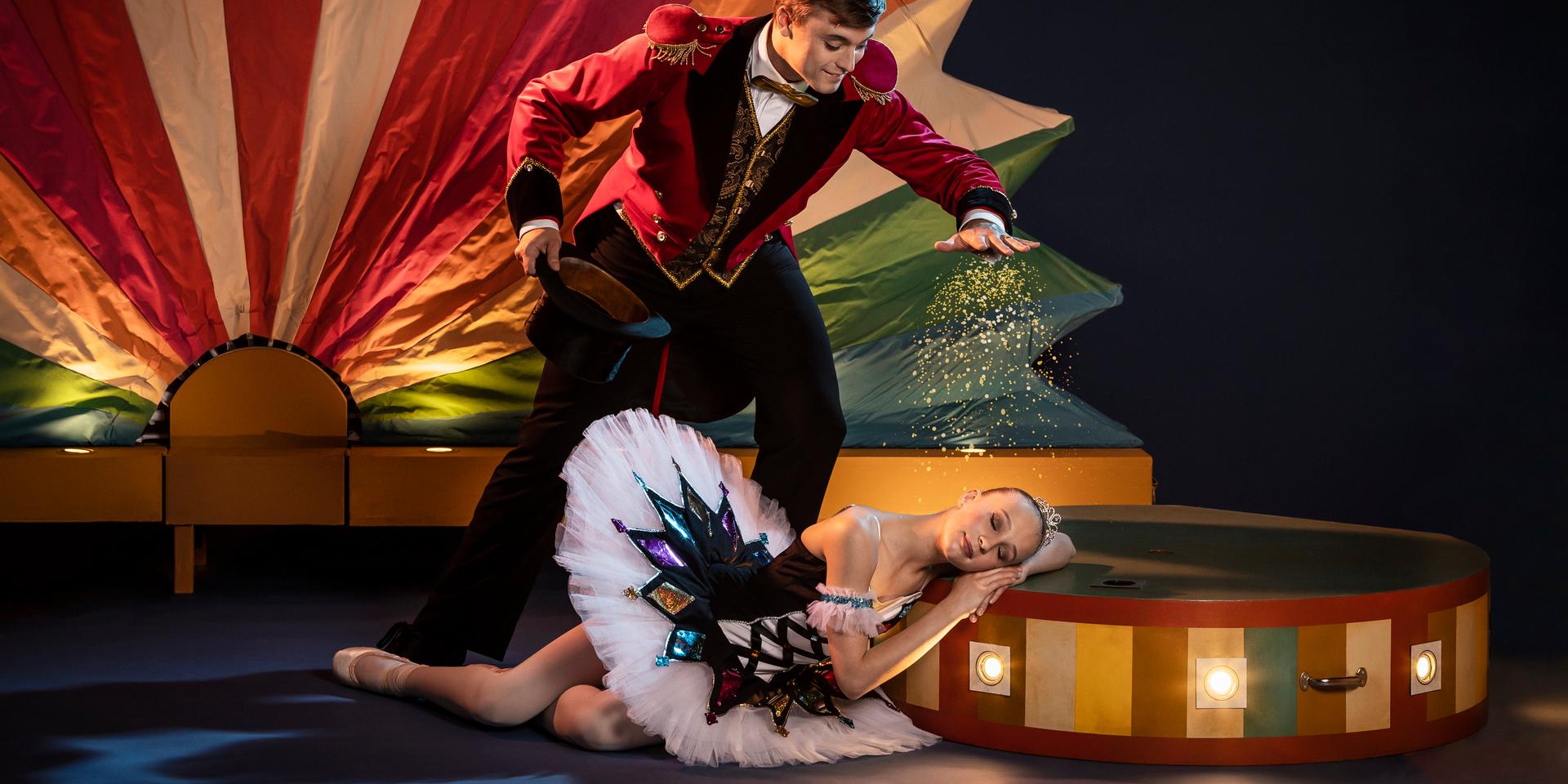 Cirkusdirektören (Sebastian Michanek) strör trolleriglitter för att väcka den sovande cirkusballerinan Betty Svensson.