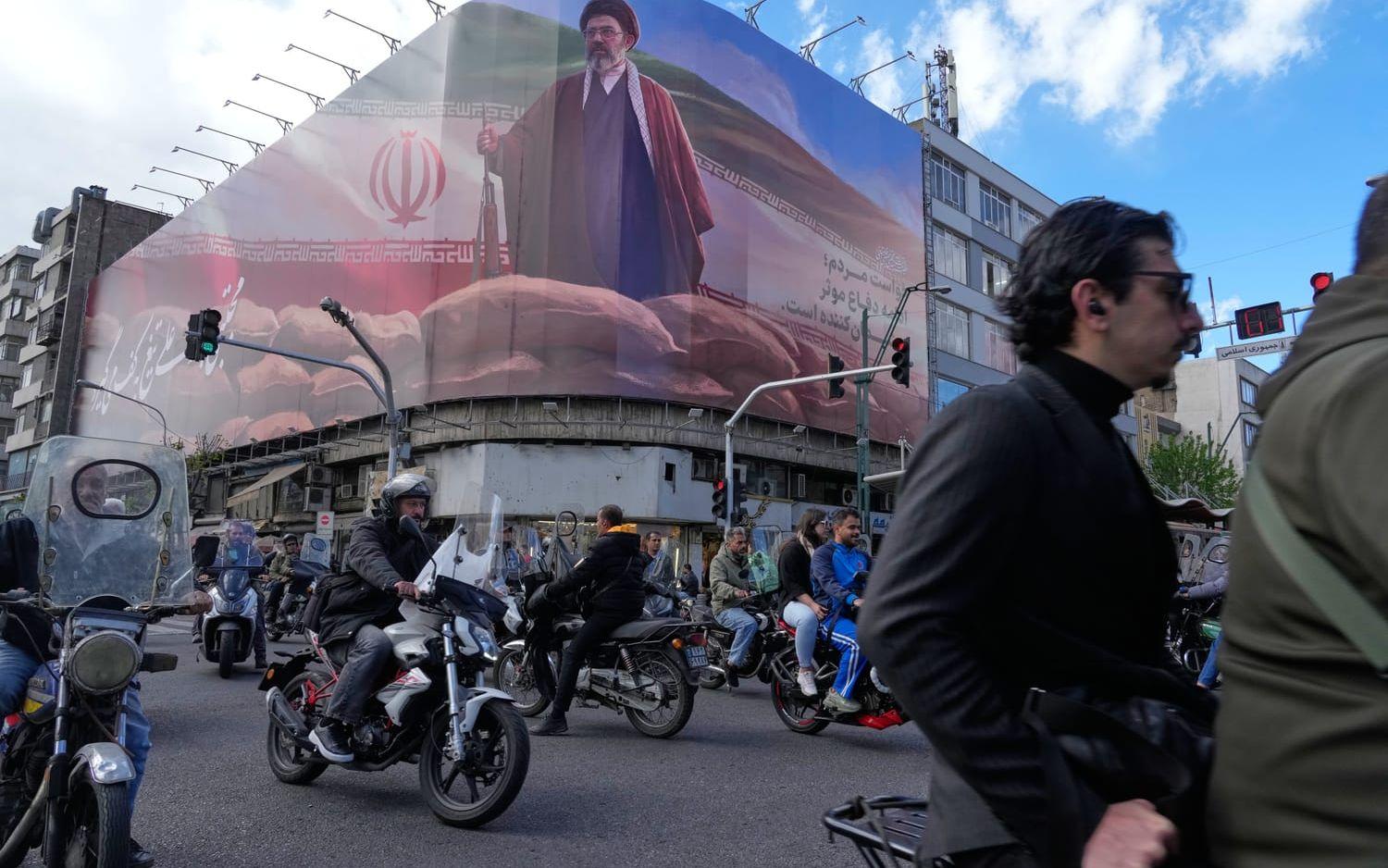 Massiva reklamtavlor med Mojtaba Khamenei har satts upp i Iran. Men ingen har sett den högste ledaren sedan han tillträdde. Bild från Teheran den 6 april. 