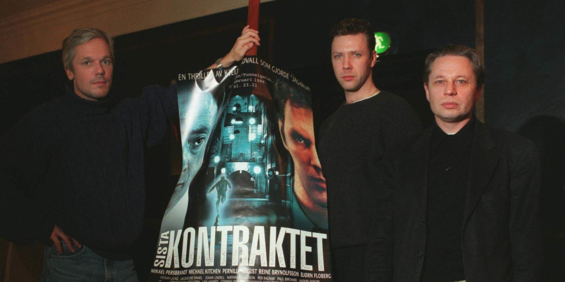 Regissören Kjell Sundvall (t.v.) tillsammans med skådespelarna Mikael Persbrandt (mitten) och Reine Brynolfsson, presenterade filmen &quot;Sista kontraktet&quot; som handlar om mordet på statsminister Olof Palme. Filmen hade premiär i mars 1998.