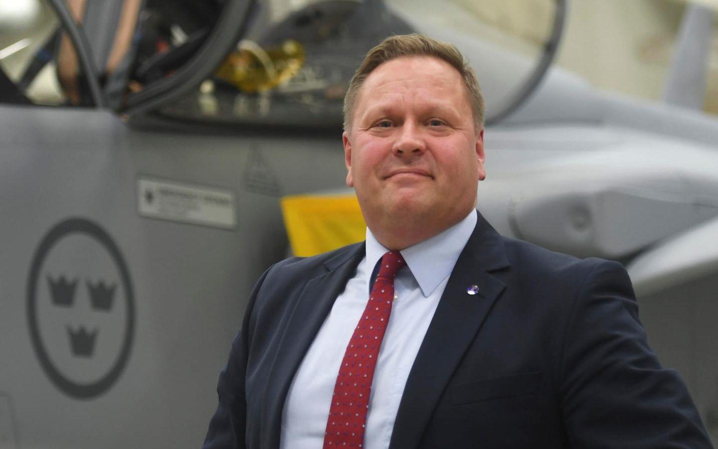 Jonas Hjelm, chef för Saabs flygverksamhet, vid ett stridsflygplan av typen Gripen.
