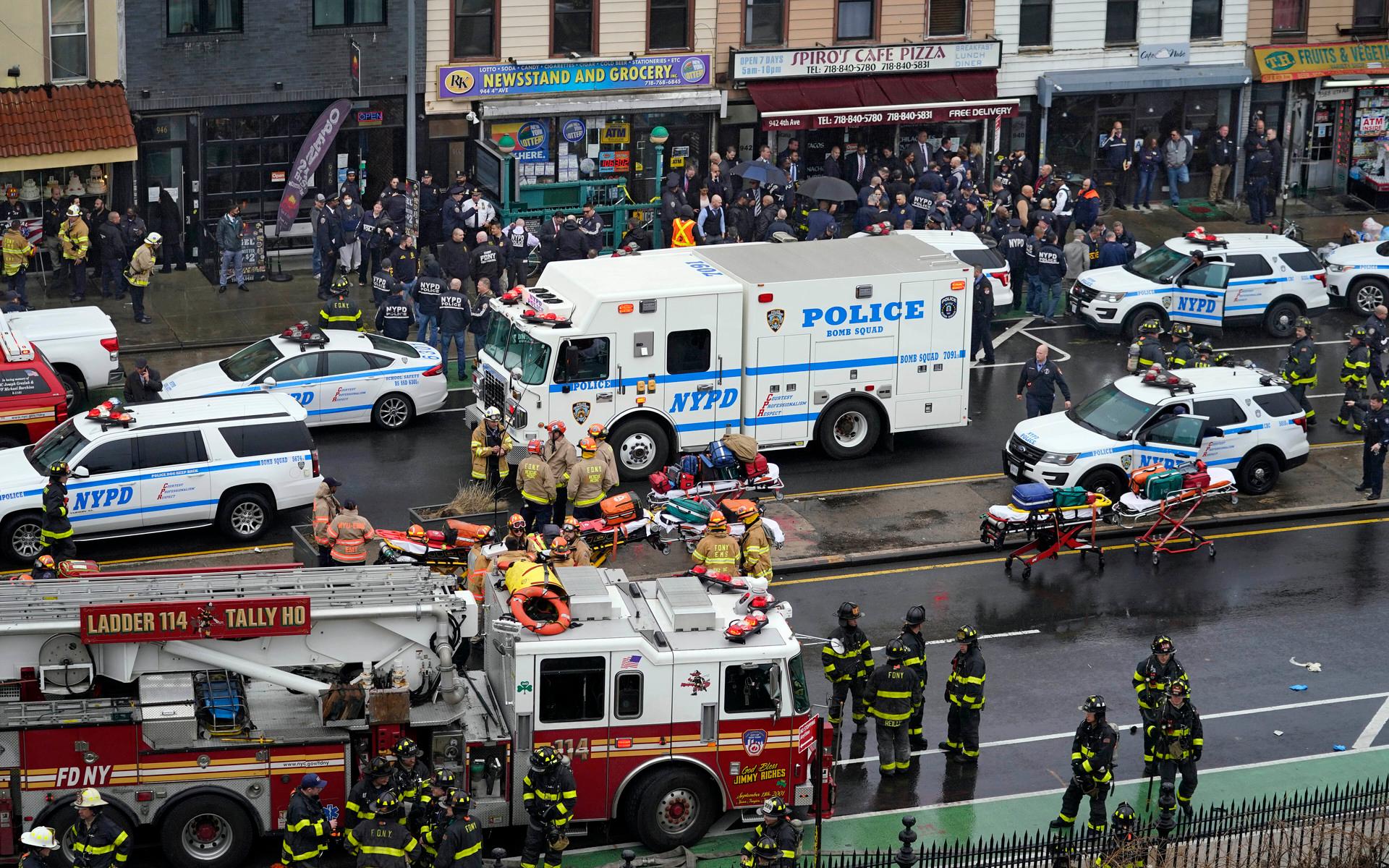 Ambulans, polis och räddningstjänst kallades under tisdagen till en tunnelbanestation efter ett larm om en skottlossning i Brooklyn.