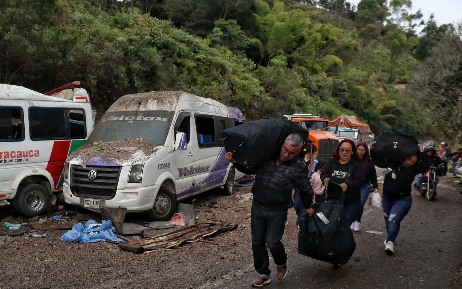 Överlevande efter ett terrordåd i hegen på en motorväg i Colombia.