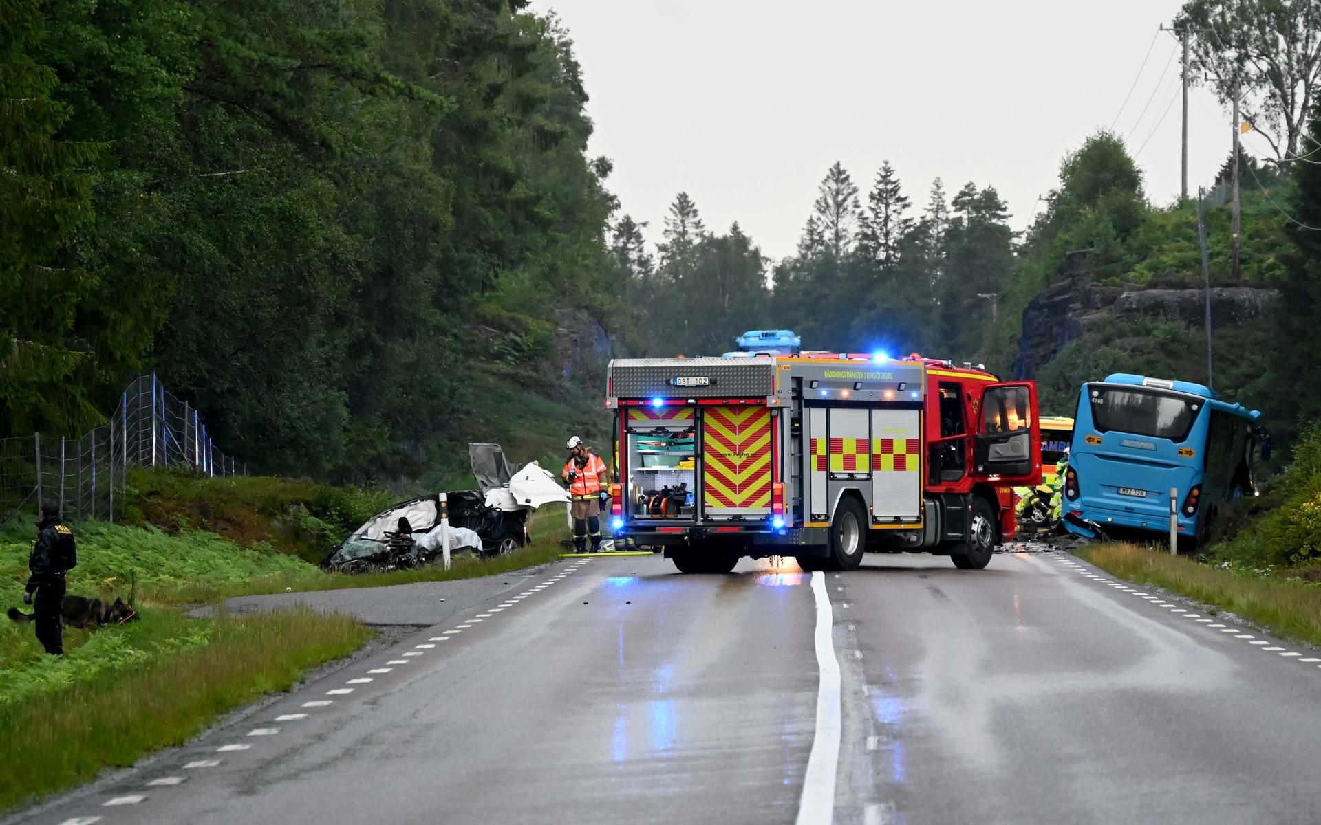 Två personer förolyckades i en olycka mellan en personbil och en linjebuss i Härryda kommun under torsdagskvällen.