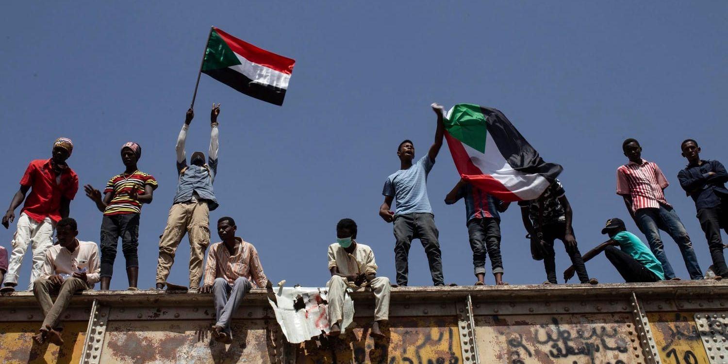 Demonstranter har i flera månader samlats för sittprotester utanför militärens högkvarter i Khartum. Arkivbild.