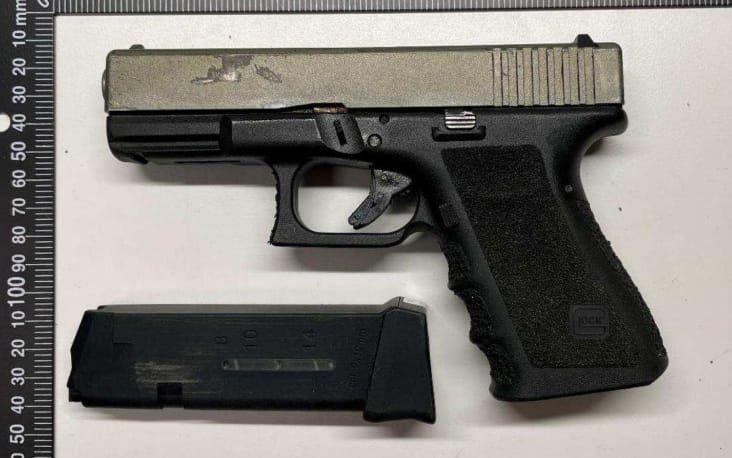 Mordvapnet vid dödsskjutningen i Helsingborg i augusti 2023. Stommen är äkta Glock men resterande delar har tillverkats någon annanstans. Bild från polisens förundersökning.