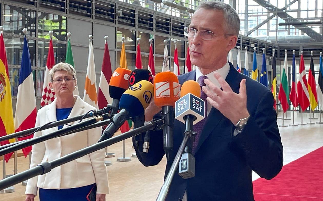 Natos generalsekreterare Jens Stoltenberg på väg in till tisdagens EU-möte i Bryssel.