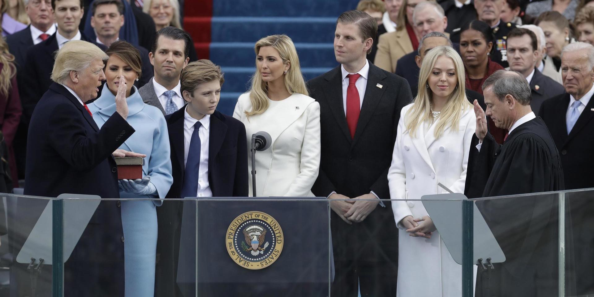 När Donald Trump svors in som president bar Melania Trump kläder från Ralph Lauren.