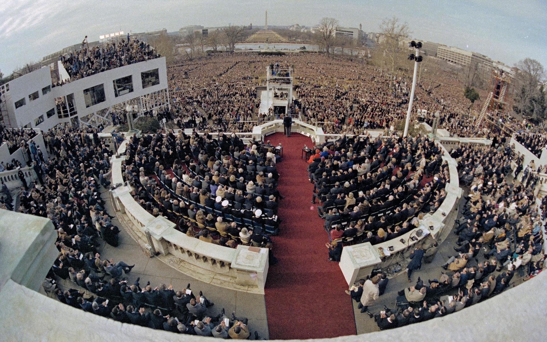 I januari 198 svors Ronald Reagan in som landets 40:e president.
