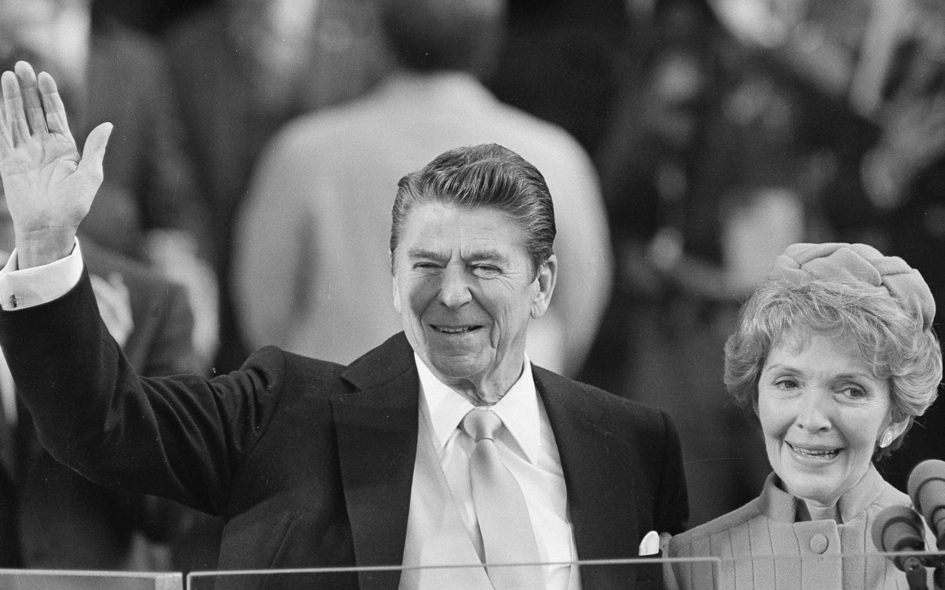 Ronald Reagan och hans fru Nancy. Presidentinstallationen är inte bara en ceremoni för presidenten. Det är även ett tillfälle för presidentfruarna att visa upp den klädkod som ska dominera under presidentskapet. 