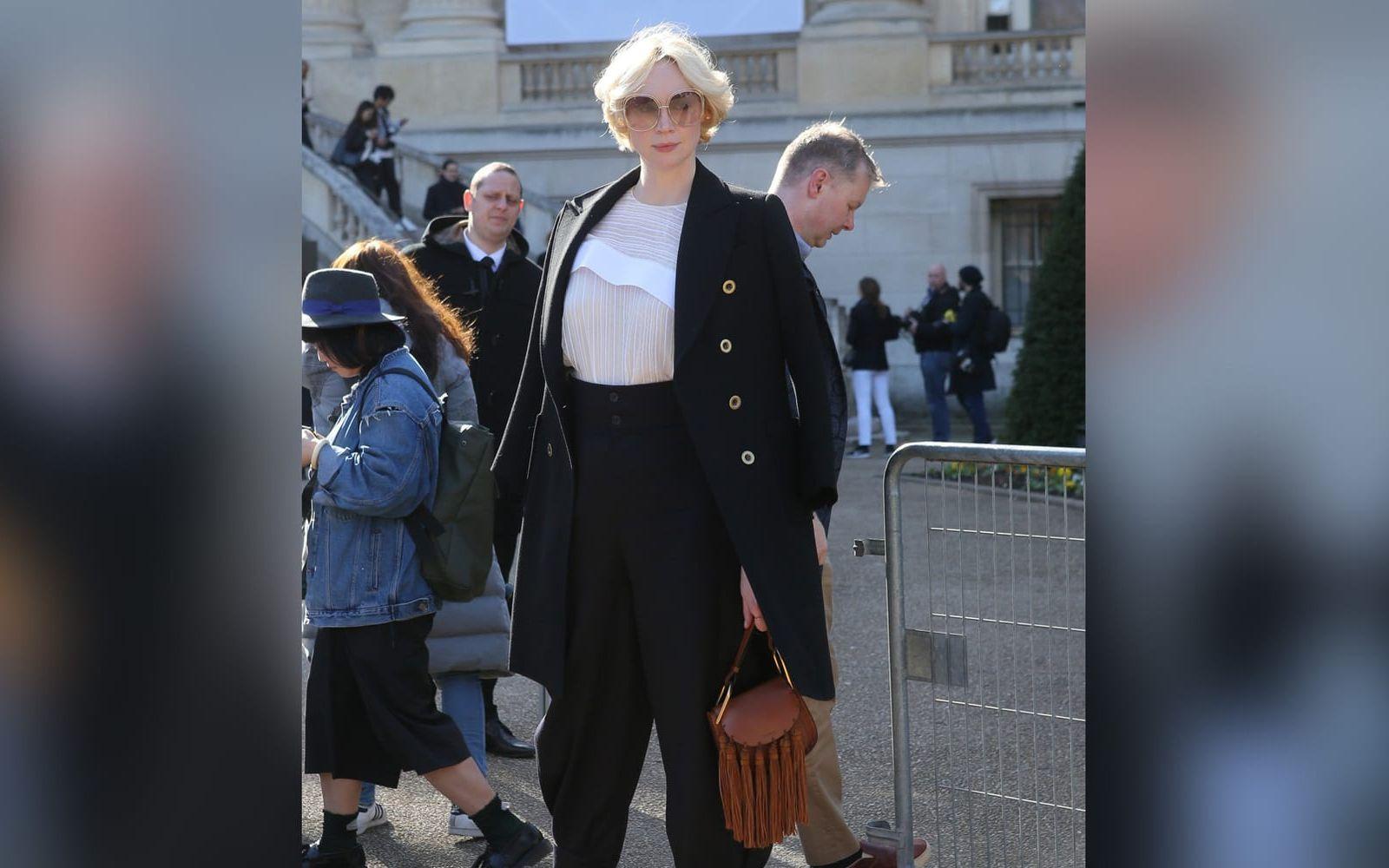 <strong>Brienne of Tarth:</strong> Nej, Gwendoline Christie behöver inga platåskor eller kreativa bildlösningar för att framstå som en stor krigare. Skådespelerskan är 191 centimeter lång. Men helt lätt att känna igen är hon inte, som här på modeveckan i Paris. Foto: Stella Pictures