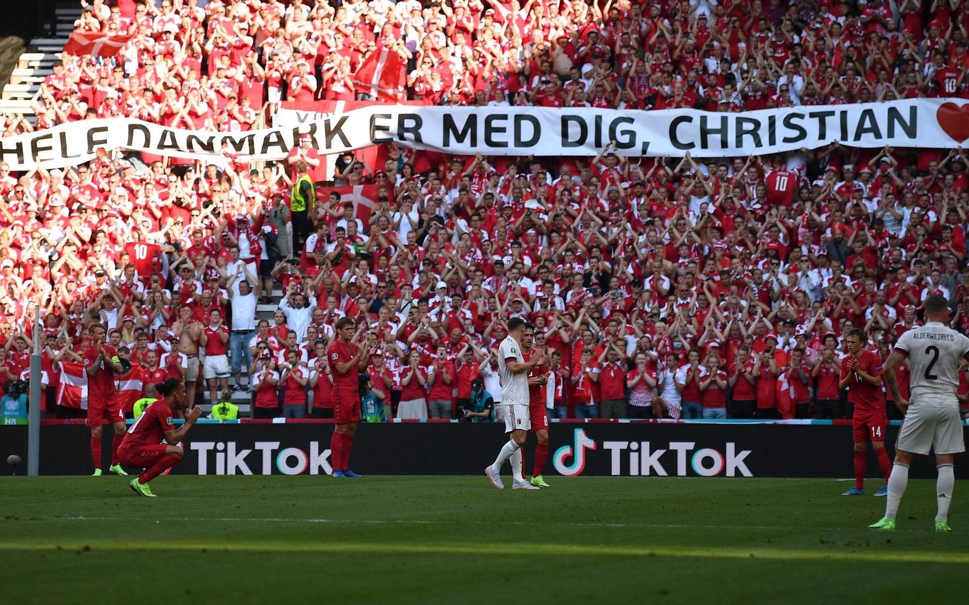 &quot;Hela Danmark är med dig, Christian” stod det på den banderoll som togs fram i matchminut tio. 