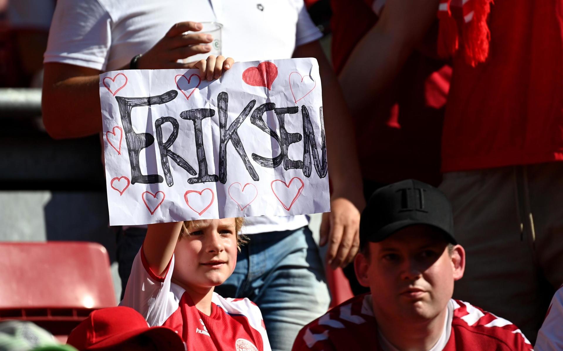 En supporter med en egengjord skylt för att hylla Eriksen.