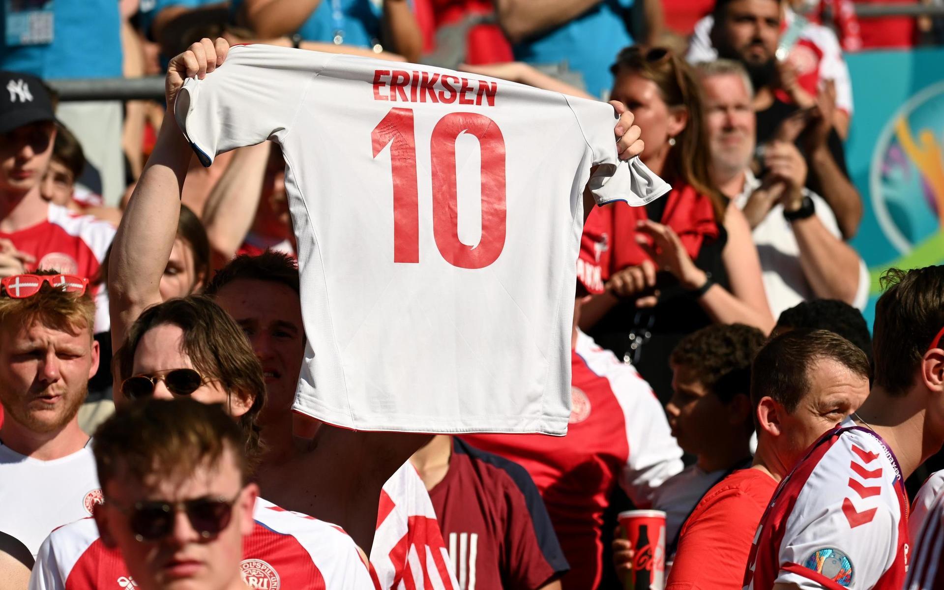 Flera fans hade tröjor med Eriksens namn på.