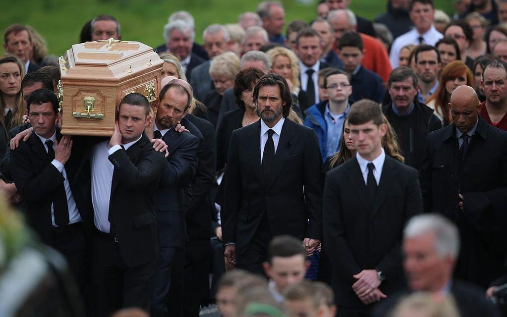 Jim Carrey håller kistan på Cathriona Whites begravning. Foto: TT.