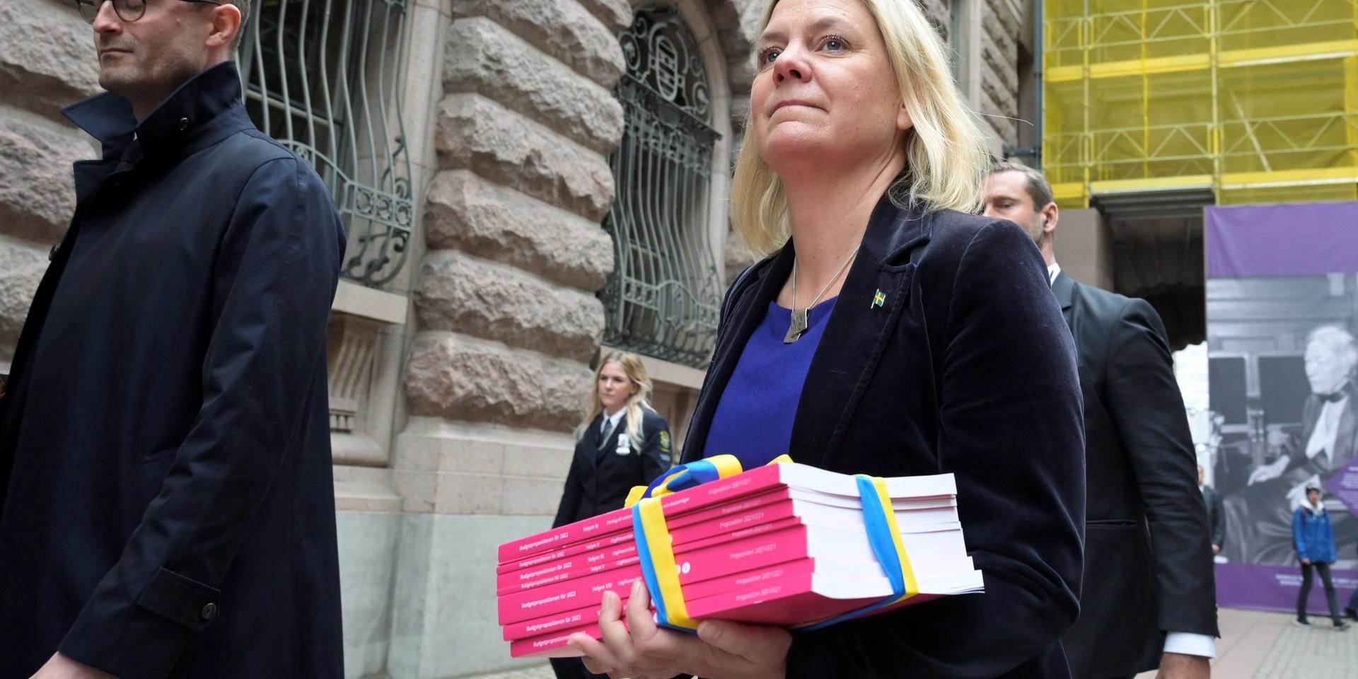 Finansminister Magdalena Andersson (S) bär in höstbudgeten i riksdagen. 
