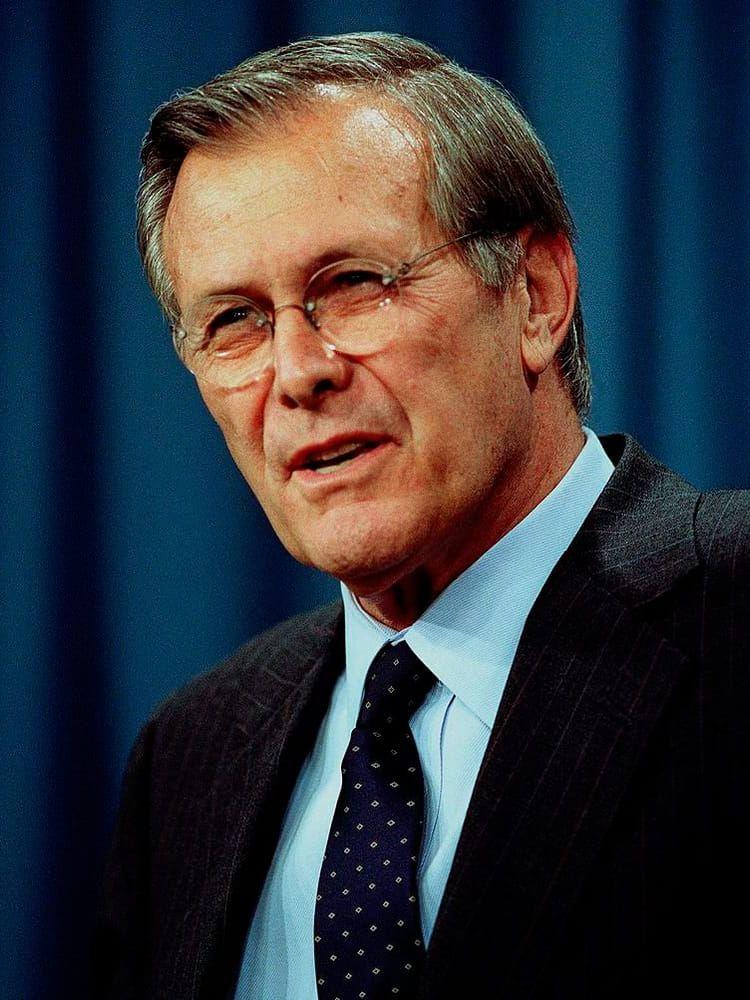 Donald Rumsfeld, 84, f.d försvarsminister, St. Michaels, Maryland Donald Rumsfeld, även han republikan, har gått ut och sagt att han stöttar Donald Trump. För mig är det inte komplicerat. Tanken på fyra år till med Obama/Clinton-approachen i vår regering gör att det inte är något snack om saken för mig. Jag tror inte att Hillary Clinton är kvalificerad att bli president av USA, sade han i en intervju med DailyMail.com.