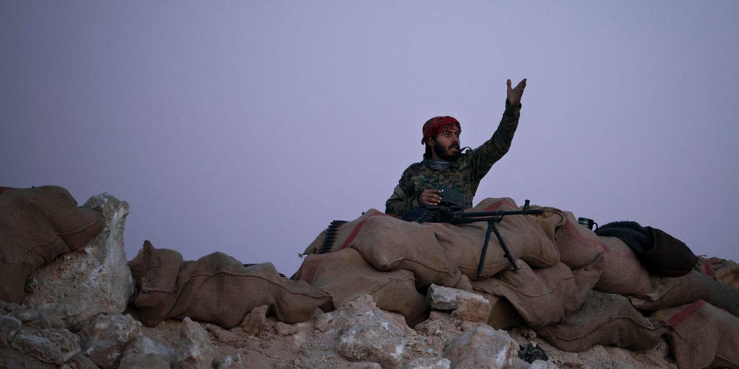 En stridande för den kurdisk-arabiska SDF-milisen i området kring al-Baghuz. Arkivbild.