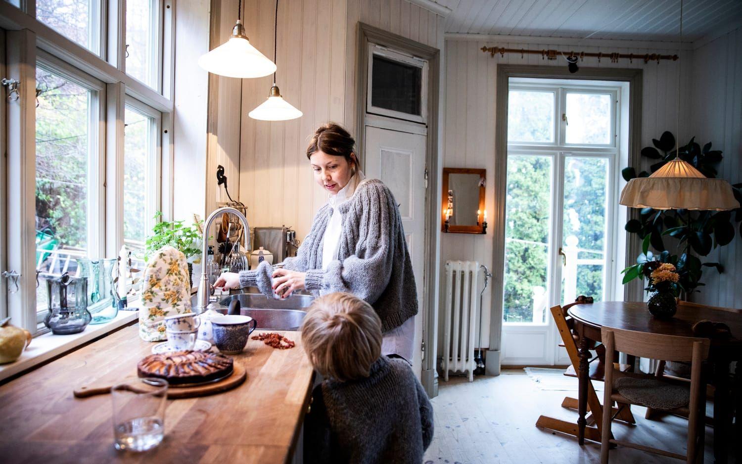 Emerentia Leifsdotter Lund är journalist och husrenoverare med stort intresse för byggnadsvård, hållbarhet och inredning.