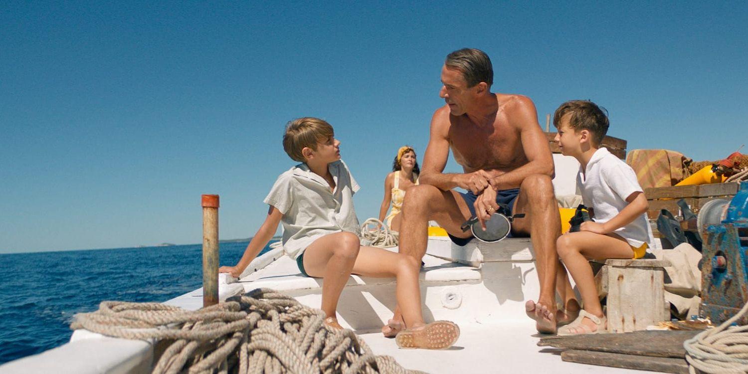 Till havs. Pappa Jacques Cousteau (Lambert Wilson) tjafsar med sönerna Philippe (Ulysse Stein) och Jean- Michel (Rafaël de Ferran).