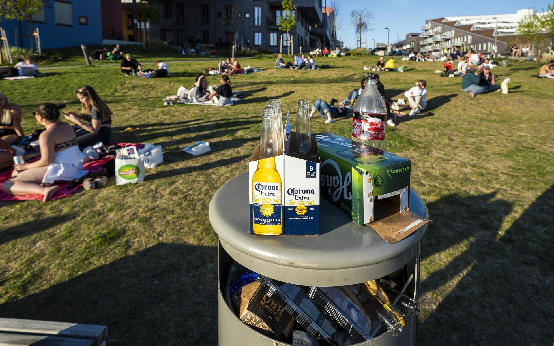 Människor dricker Corona i en park i Oslo, våren 2020.