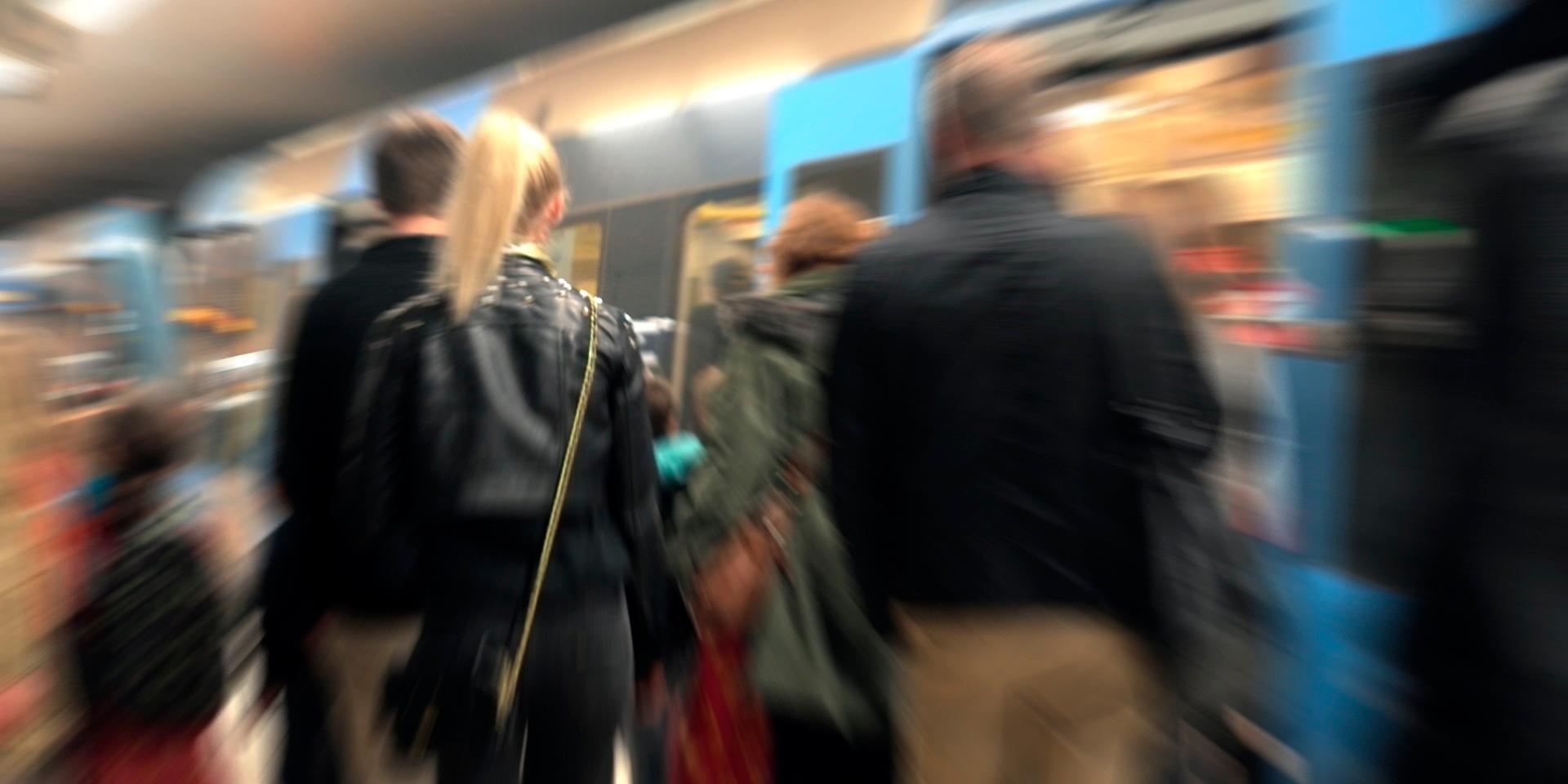 Det myllrar som vanligt av stressade människor vid Slussens T-banestation. Och det finns något kokett över stockholmarnas självbild, noterar GP:s kulturchef Björn Werner.