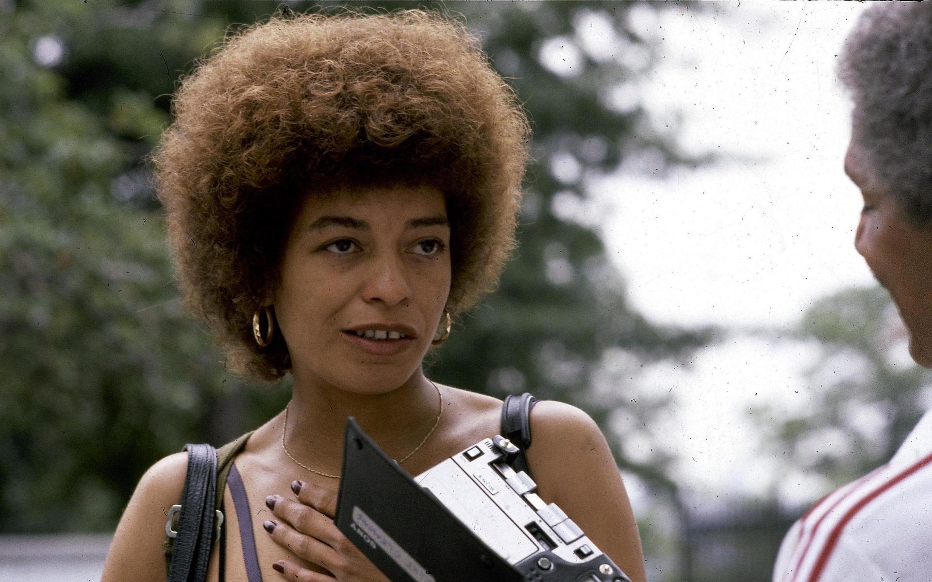 Aktivisten Angela Davis på en bild från 1979. Ordet ”empowerment” började användas av olika minoritetsgrupper i 1960-talets USA, främst av svarta medborgarrättsaktivister och betydde då egenmakt.