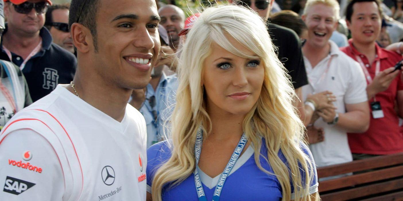 Lewis Hamilton tillsammans med en "Grid Girl".