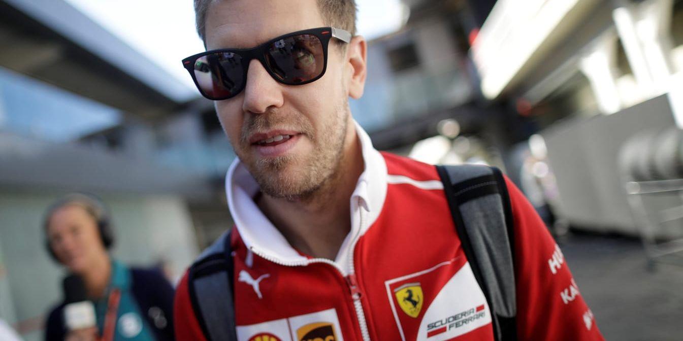 Sebastian Vettel vill ha kvar de lättklädda kvinnorna.