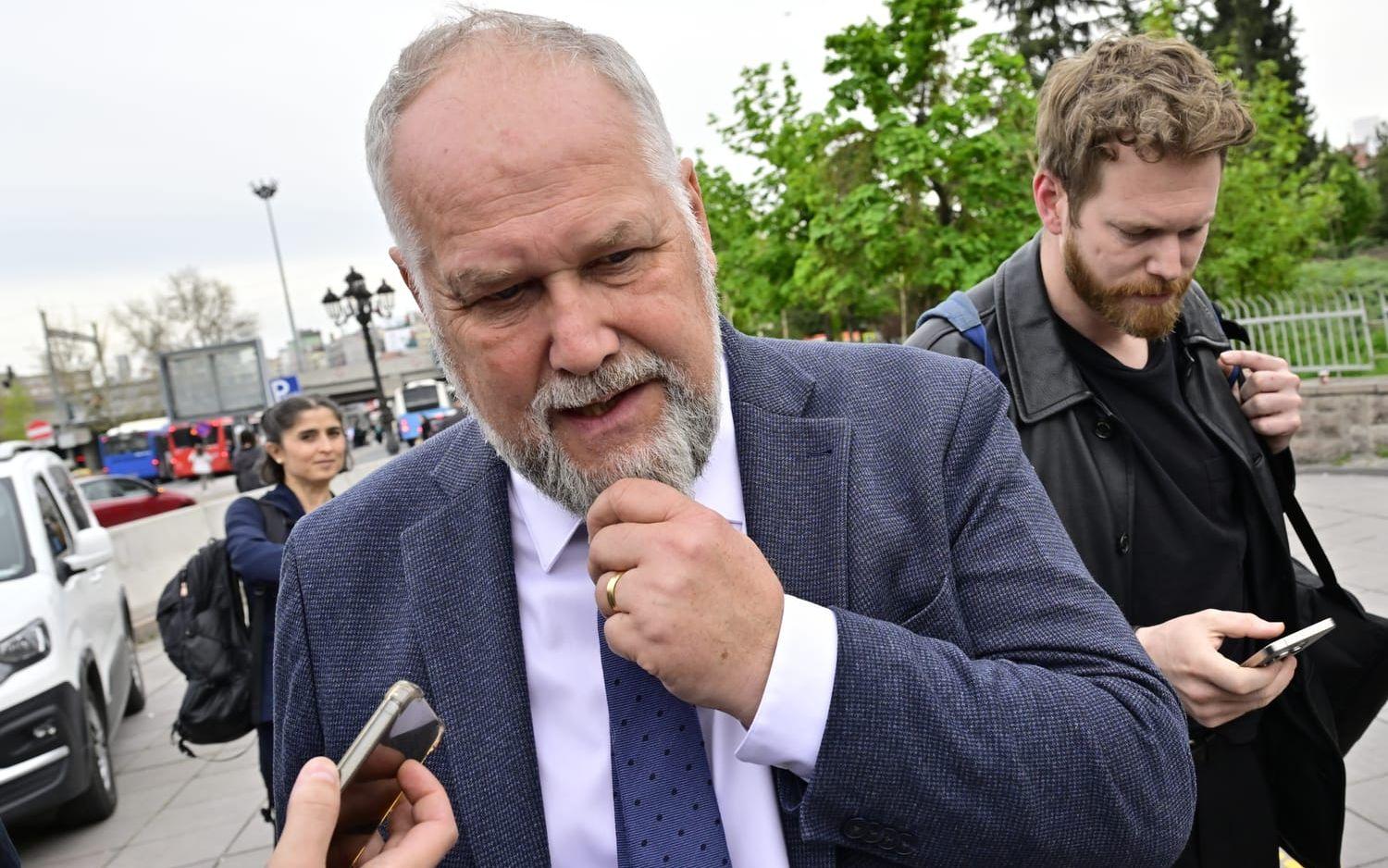 EU-parlamentsledamoten Jonas Sjöstedt (V) på plats i Ankara under förra årets rättegång mot journalisten Joakim Medin. Arkivbild.