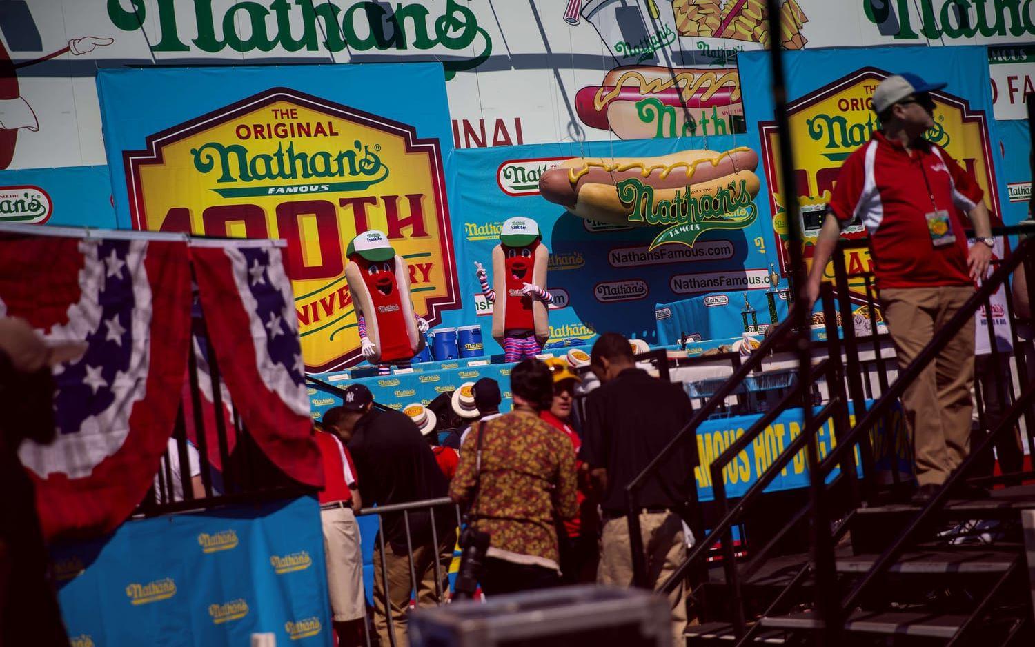 Korvmaskotar dansar på scenen innan Nathan's Famous Hot Dog Eating Contest på Coney Island i New York. Bild: Mary Altaffer