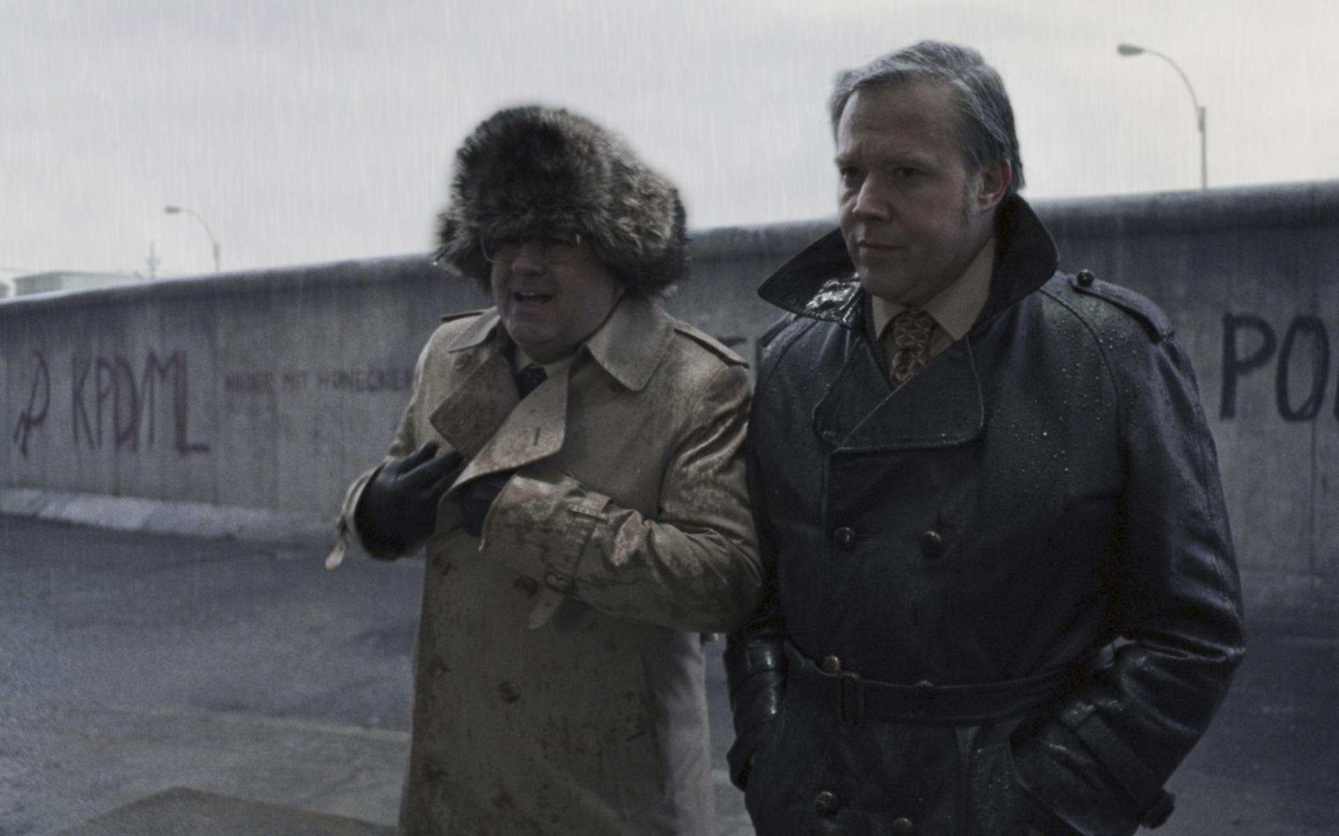 Mikael Olsson, till vänster, spelar den tyske agenten Glockner i filmen Suspiria. Till höger Fred Keleman som agent Albrecht.