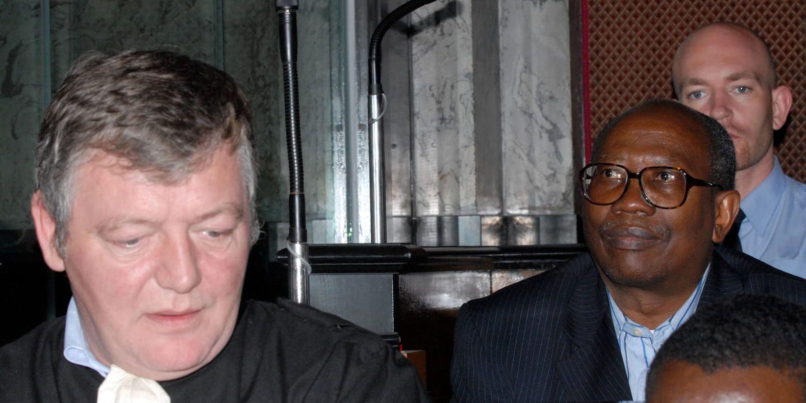 Bernard Ntuyahaga, tidigare major i armén, under rättegången 2007 i Bryssel. Han dömdes för att ha deltagit i morden på tio belgiska FN-soldater. Till vänster hans advokat Luc De Termmerman. Arkivbild.