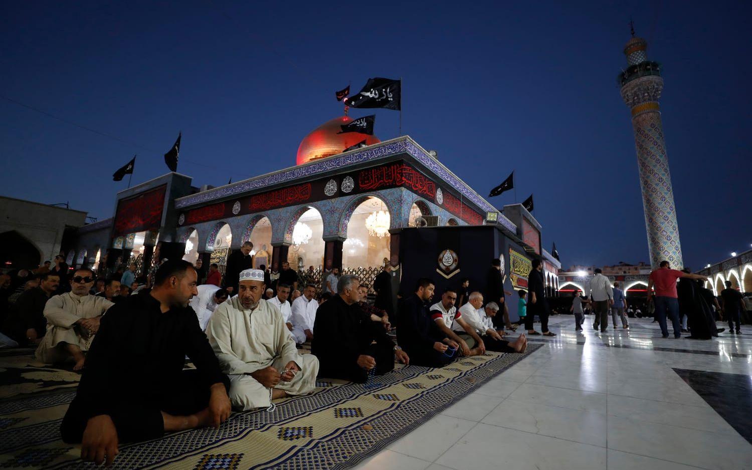Bönetillfälle vid helgedomen Sayyidah Zaynab strax utanför Damaskus. Arkivbild.