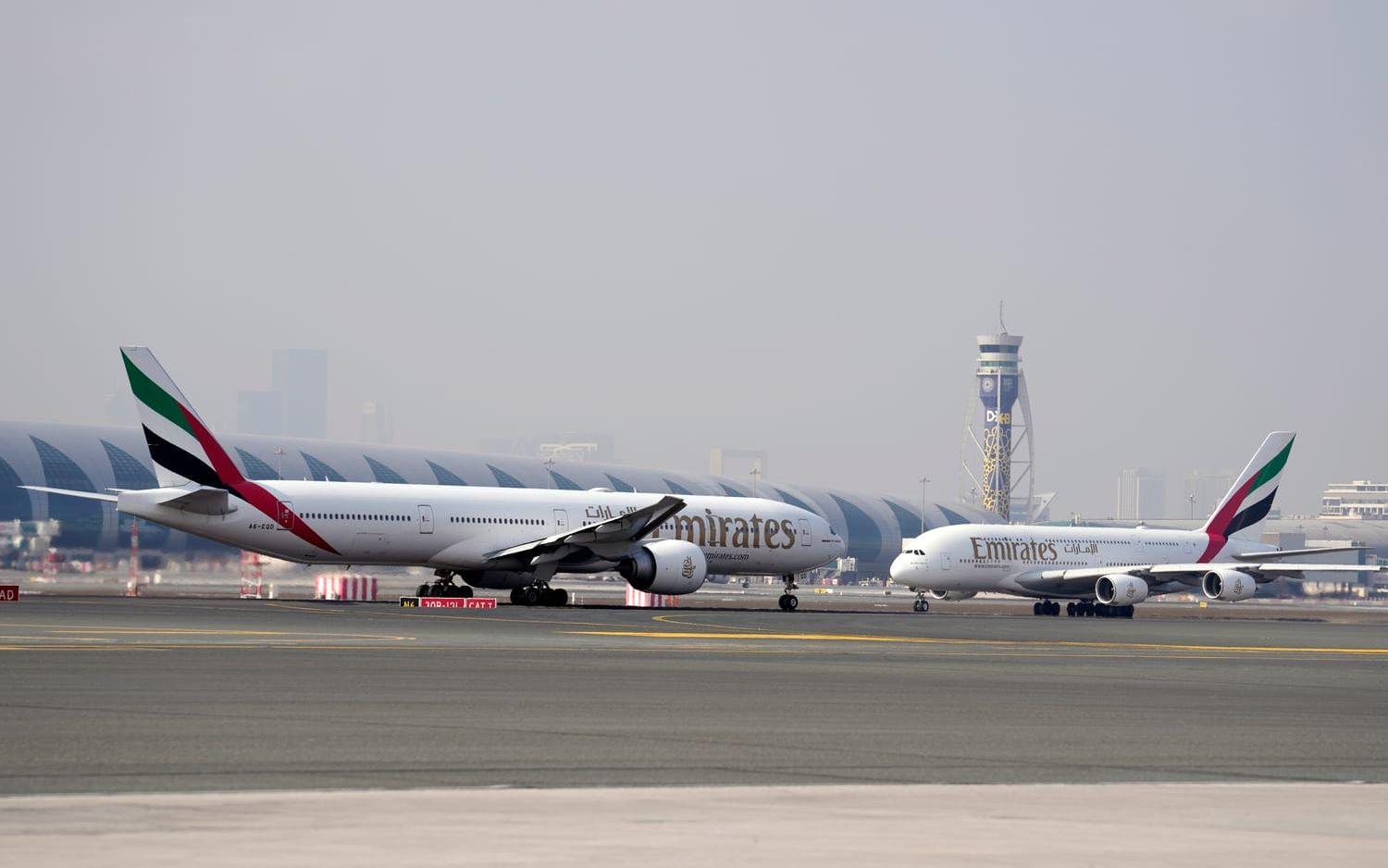 Flygplan vid Dubais flygplats i Förenade arabemiraten. Arkivbild. 