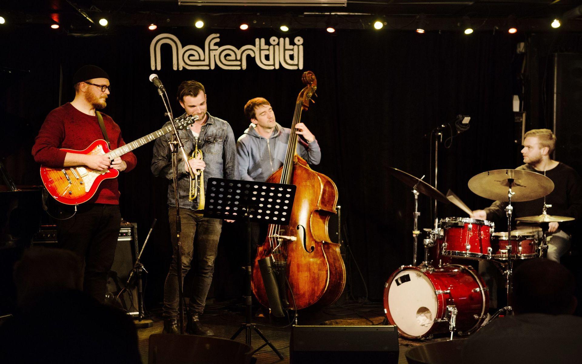 Nefertitis tisdagsklubb Playhouse som kombinerar konsert och jamsession.