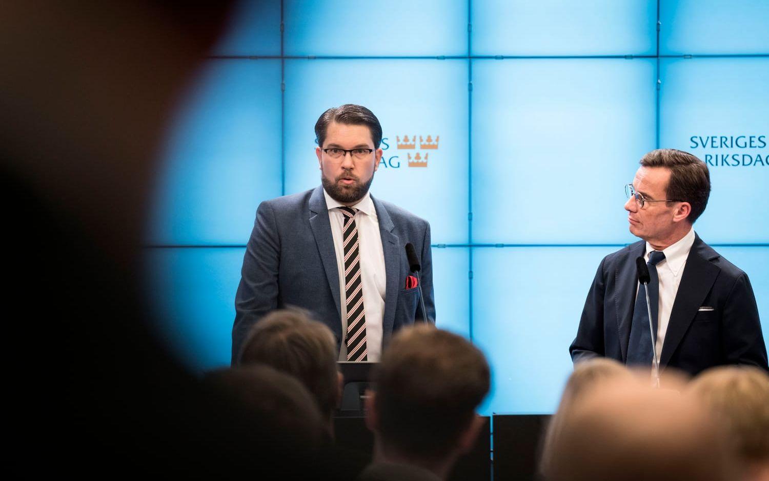 Ulf Kristersson presenterar den nya regeringen. Jimmie Åkesson och Ulf Kristersson.