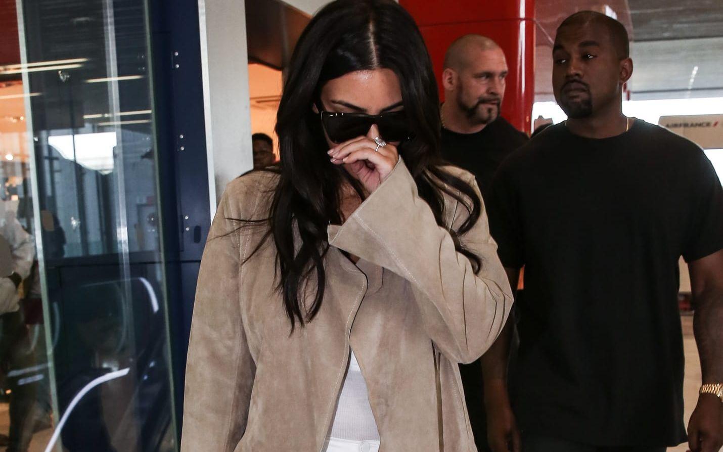 Kim Kardashian lämnar inte sin mans sida på sjukhuset, uppger källor. BILD: Stella Pictures