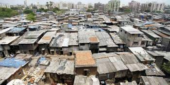 De fattigas överlevnadsstrategi har varit att ockupera mark där inga andra vill bo. Bilden visar Bombays största slumområde, Dharavi.
