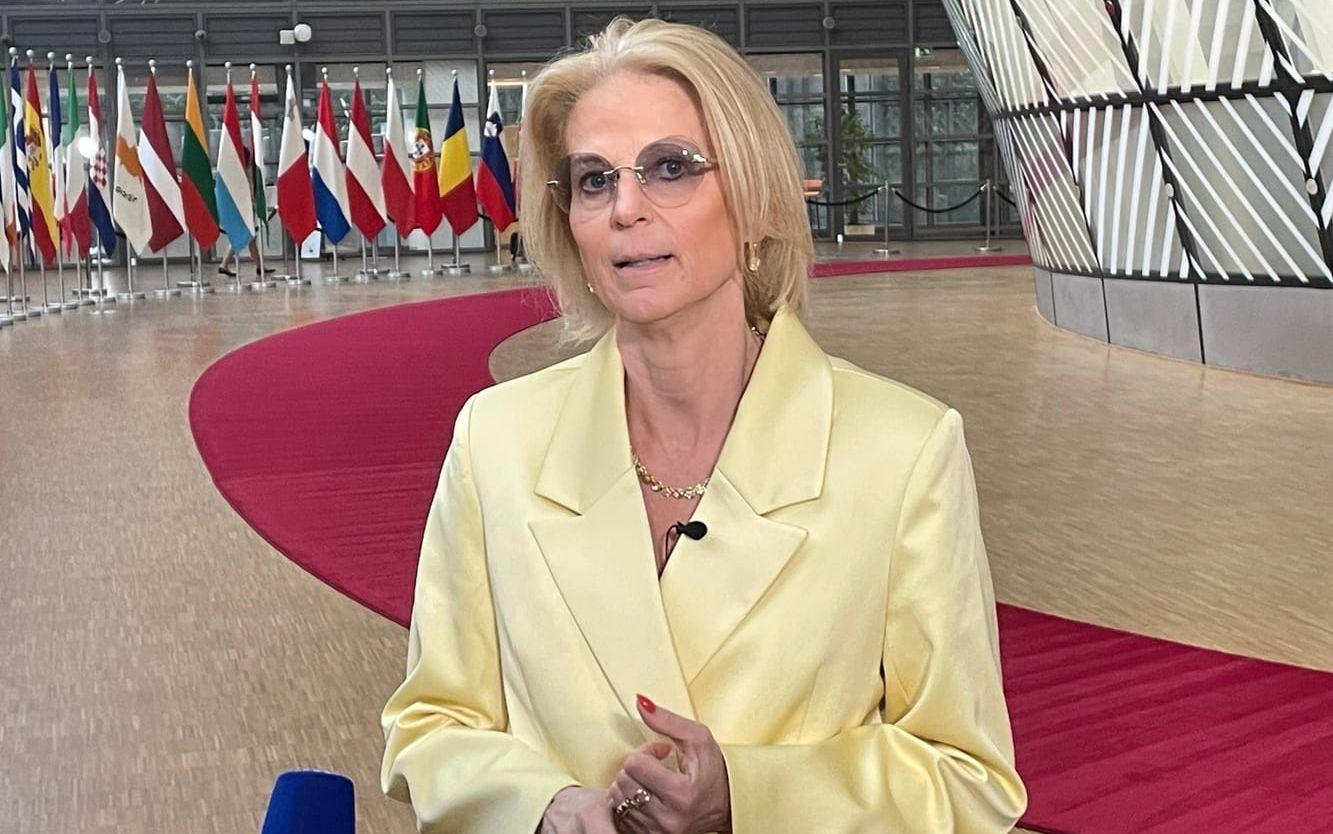 Finansminister Elisabeth Svantesson på väg in till tisdagens EU-möte i Bryssel.