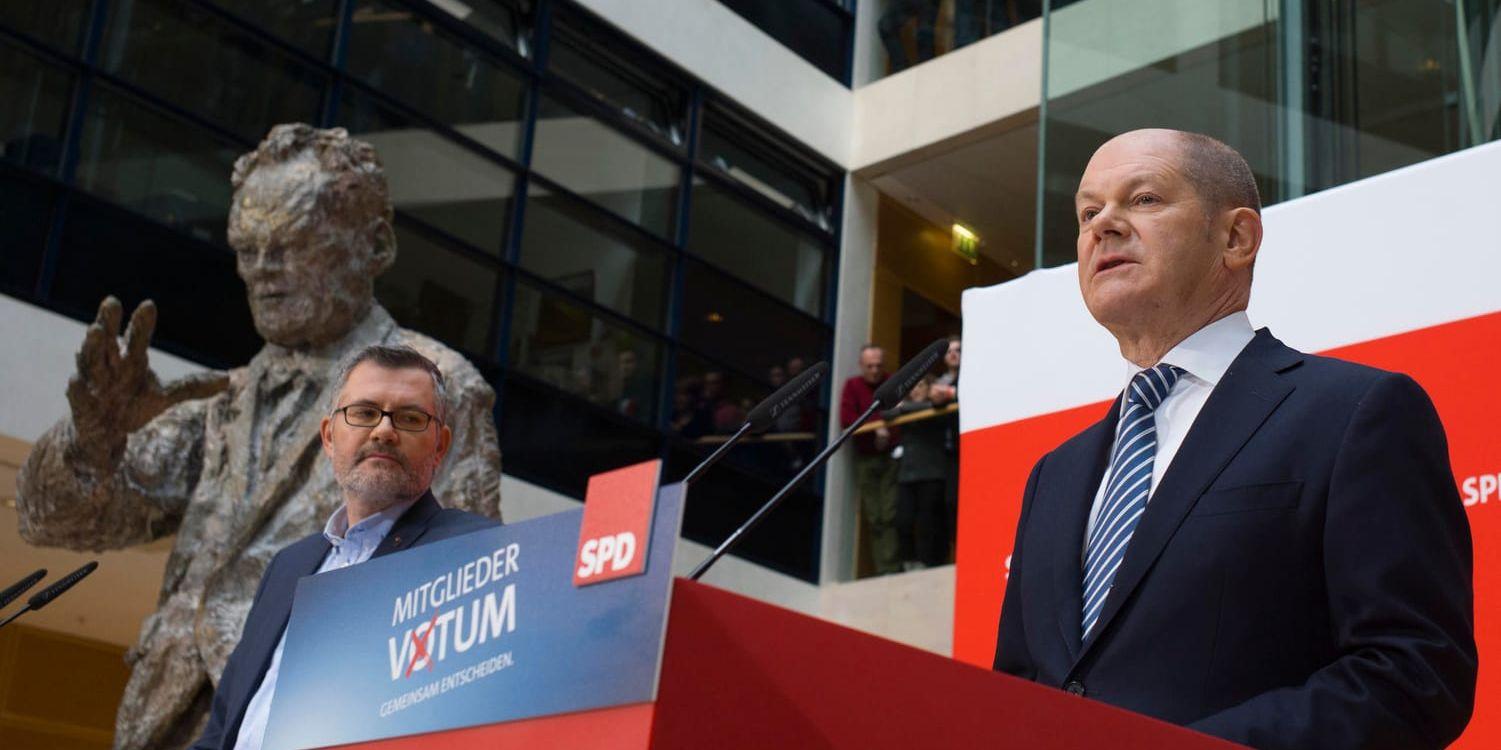 SPD:s tillförordnade partiledare Olaf Scholz, till höger.